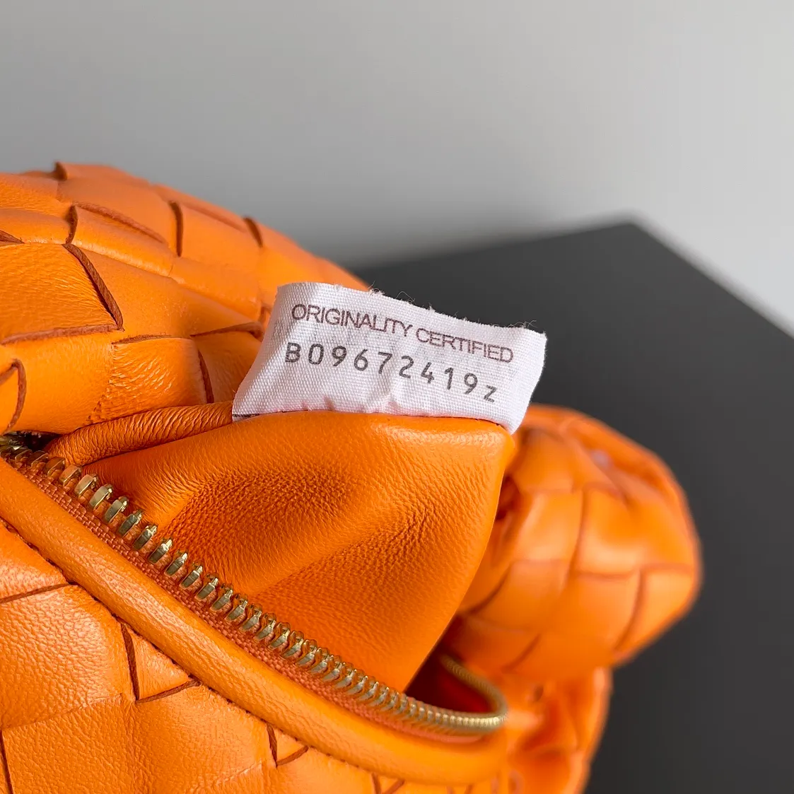 Batch 1120 Bottega veneta͙.——The latest braided and knotted hobo🔥 The top-grade lambskin leather is very soft, the bag shape is unique, practical and durable. It retains the traditional weaving elements while being a bit more flamboyant ~ Made of hand-woven sheepskin, zipper opening and closing, curved seamless structure, effortless to match. Highly recommended⚠️⚠️⚠️ The highest-end in the market🌈 Welcome to compare [Factory equipped with full package] size: 23x15x5cm.   Model: 651876